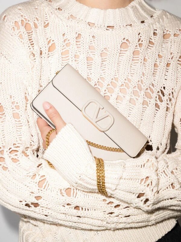 17781976_39018453_1000.jpg Valentino Garavani VLogo Signature leather chain wallet