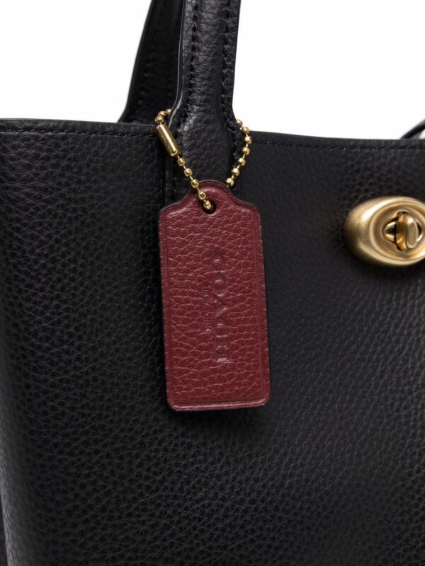 17979690_38034995_1000.jpg Coach tag-detail leather tote bag