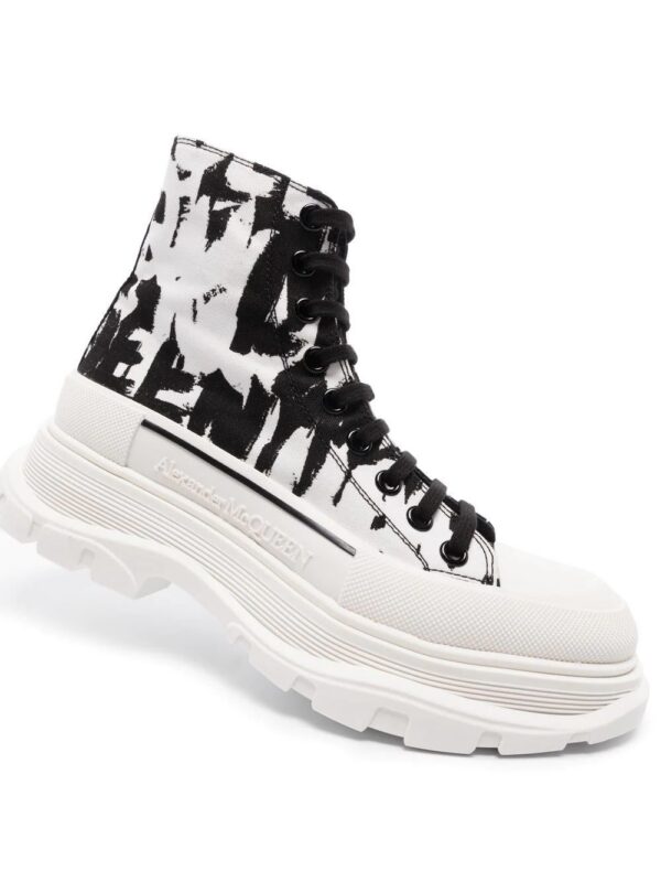 18018201_40684992_1000-1.jpg Alexander McQueen Treadslick graffiti-print sneakers