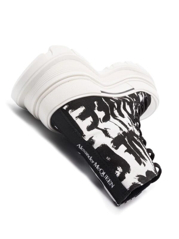 18018201_43467375_1000_66d5e743-048c-491e-bc28-7ba98433536c.jpg Alexander McQueen Treadslick graffiti-print sneakers