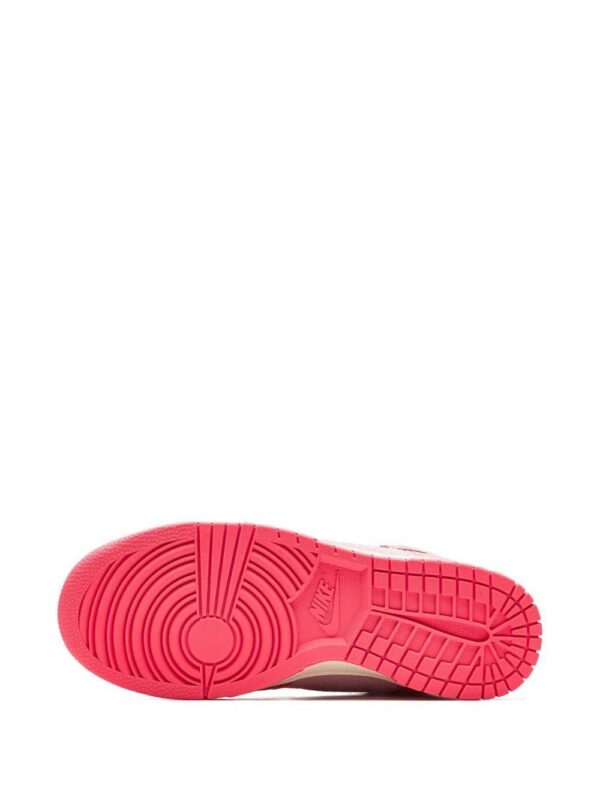 19062898_41596348_1000.jpg Nike Dunk High sneakers