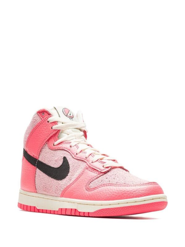 19062898_41597416_1000.jpg Nike Dunk High sneakers