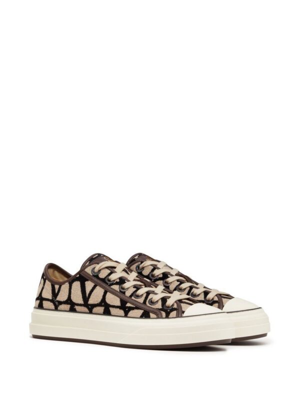 19473971_44296156_1000_f6cb4312-9d51-45f1-9756-0b55dd8aec8f.jpg Valentino Garavani Toile Iconographe-print low-top sneakers