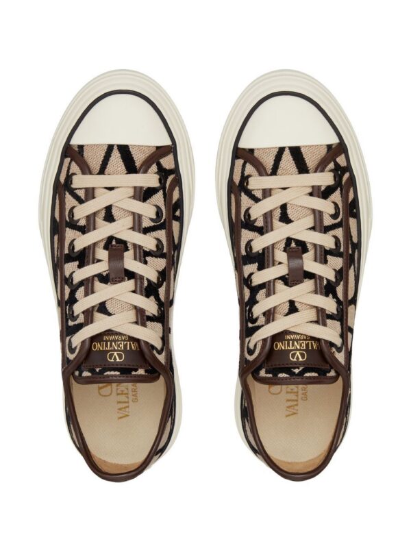 19473971_44298223_1000_df727400-507b-4d3a-a9f2-8185938a4a52.jpg Valentino Garavani Toile Iconographe-print low-top sneakers
