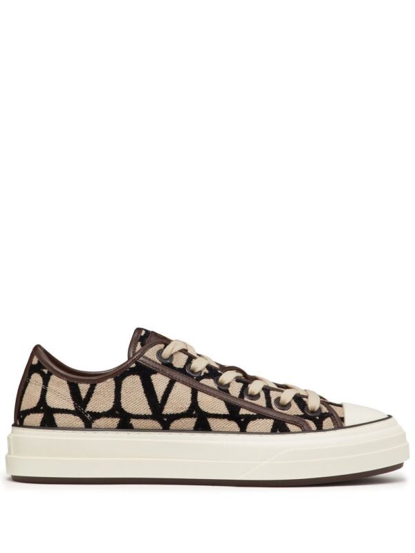 19473971_44298226_1000_167224c1-af6f-4896-aa2b-31c327550737.jpg Valentino Garavani Toile Iconographe-print low-top sneakers