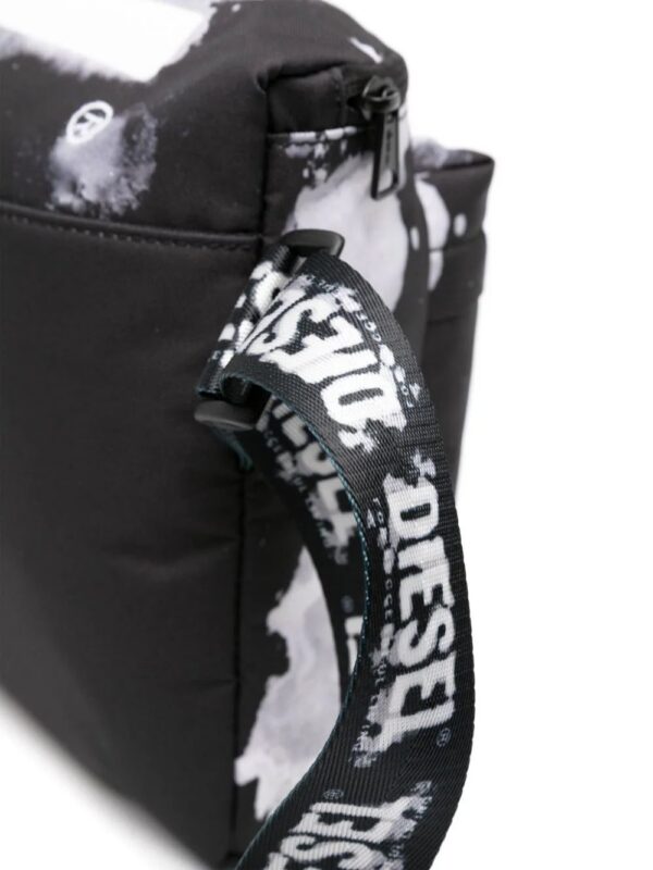 22213720_52059215_1000.jpg Diesel Rave logo-print messenger bag