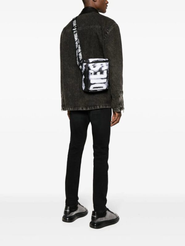 22213720_52059227_1000.jpg Diesel Rave logo-print messenger bag