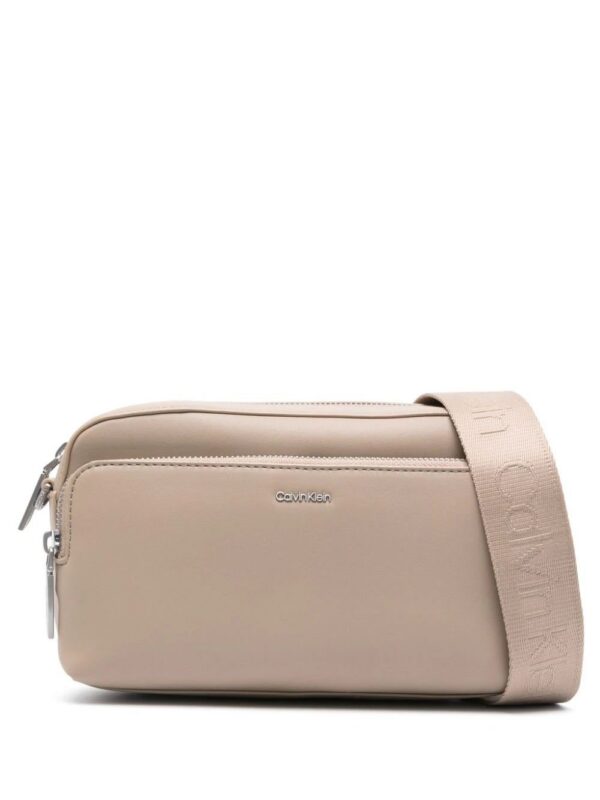 22706834_53264287_1000.jpg Calvin Klein logo-lettering camera bag