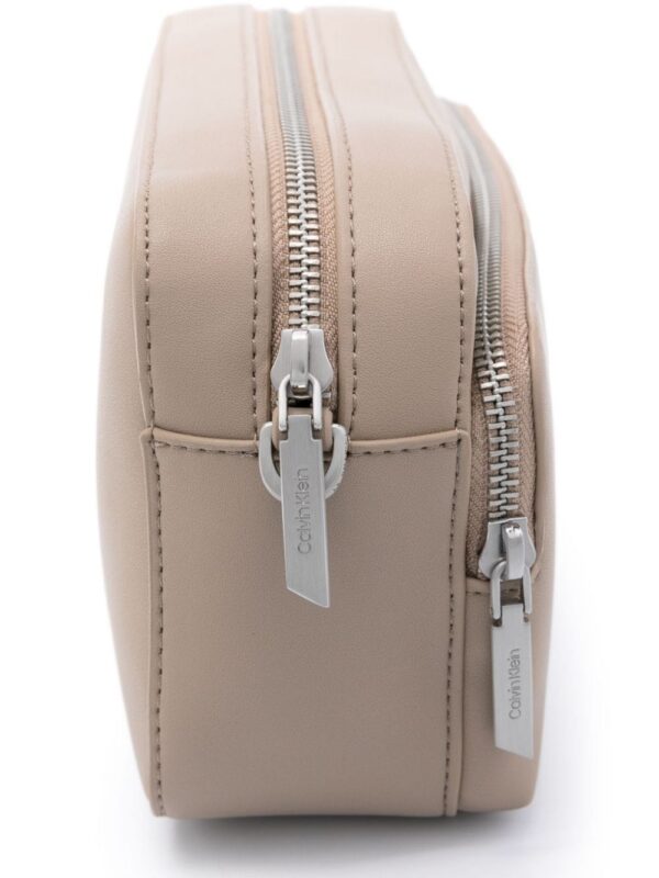22706834_53264303_1000.jpg Calvin Klein logo-lettering camera bag