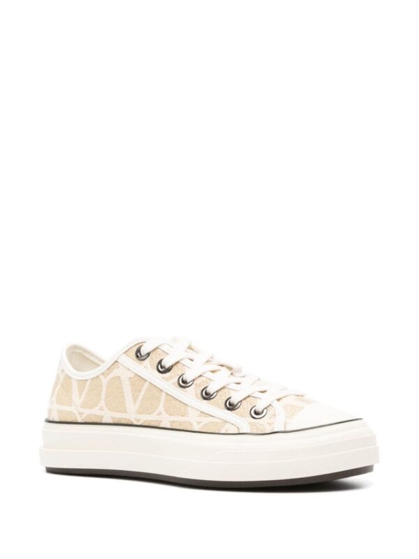 23451990_53538056_1000_f6460209-62c7-4f71-a3e3-9bd6a72c95e1.jpg Valentino Garavani Toile Iconographe raffia sneakers