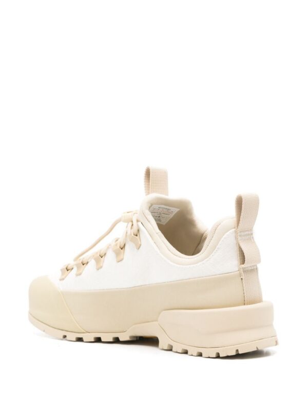 23553614_53548102_1000_a49d1e0a-5a42-4e90-b089-e4151a85dacc.jpg The North Face Glenclyffe logo-embossed sneakers