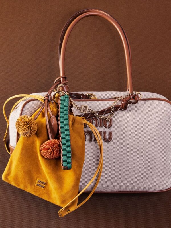 24699322_54856710_1000.jpg Miu Miu suede pouch