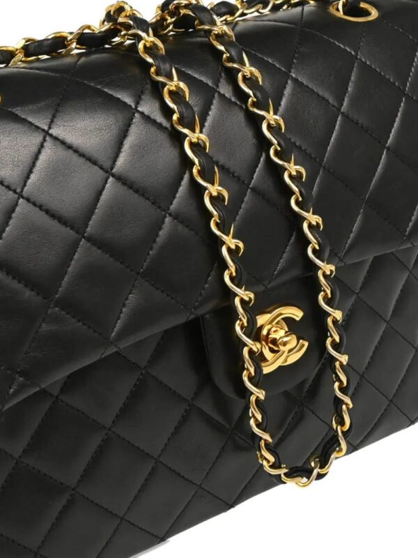 CHANEL medium Classic shoulder bag