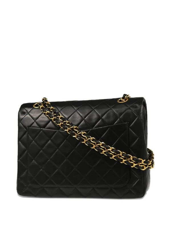 CHANEL medium Classic shoulder bag