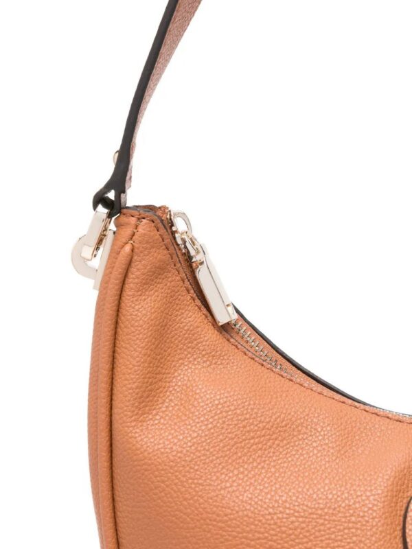 31474560_60954158_1000.jpg GUESS USA logo-plaque crescent shoulder bag