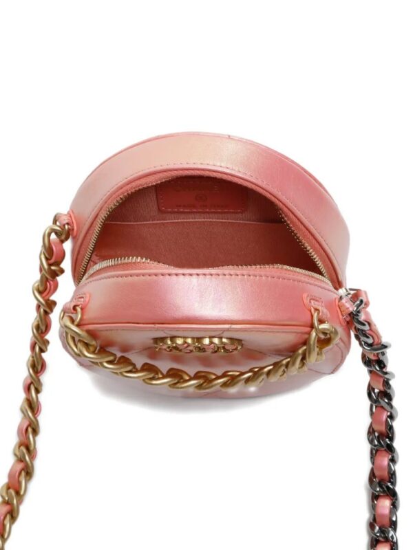 31533388_60833370_1000.jpg CHANEL - CHANEL 19 crossbody bag