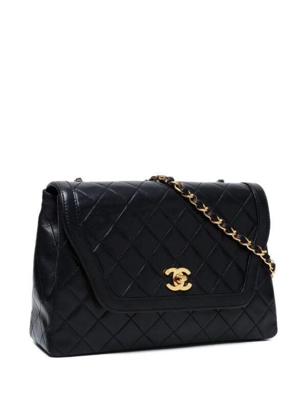 31575641_60929811_1000_1e9ce2f7-4b45-4c39-8d73-5497703dc8be.jpg CHANEL - quilted flap shoulder bag