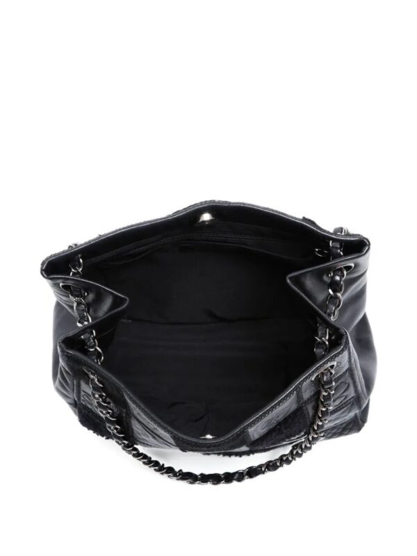31576076_60930635_1000_f1b5f889-8574-41d4-a610-381e41526c56.jpg CHANEL - Choco Bar lambskin shoulder bag