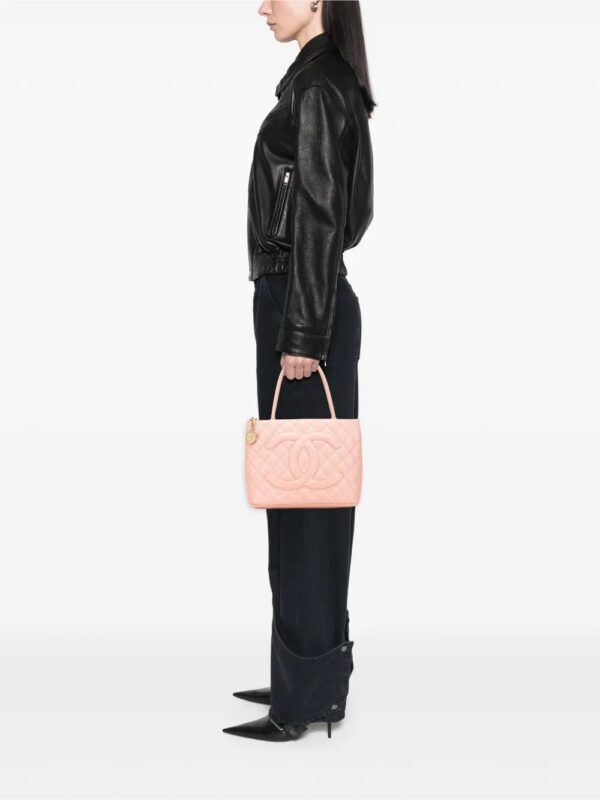 31607310_60933962_1000_68da7c58-f12c-4efa-bb79-6083561f753e.jpg CHANEL - Caviar Medallion tote bag