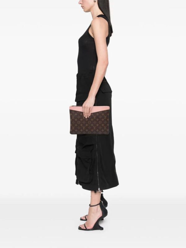 31622008_60934130_1000.jpg Louis Vuitton Monogram Daily Pouch clutch bag