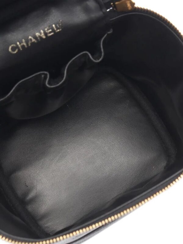 31627191_60933567_1000.jpg CHANEL - CC Caviar Case vanity bag