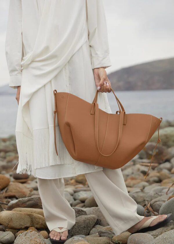 MQ5A7398_2000x2800_9c509dfc-e041-44fb-9c7e-072de4421057.jpg Polène Cyme Edition Textured Camel