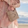 WHITE_SANDS_CRAFTY_ARGILE_1242000x2800px.jpg Polène Nodde Edition Smooth Taup
