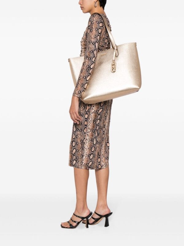 22155388_52484661_1000.jpg Michael Kors extra-large Eliza reversible metallic tote bag