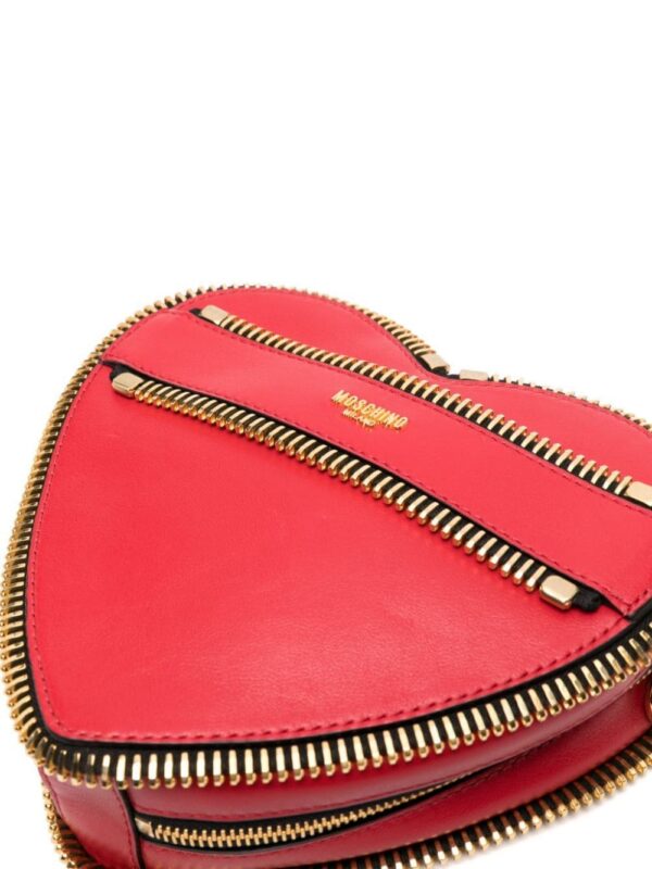 22301434_52171066_1000.jpg Moschino heart-shaped zip-detailing clutch bag