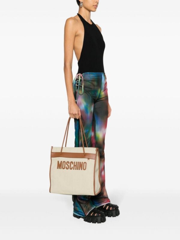 22303327_52177134_1000.jpg Moschino logo-patch canvas shoulder bag