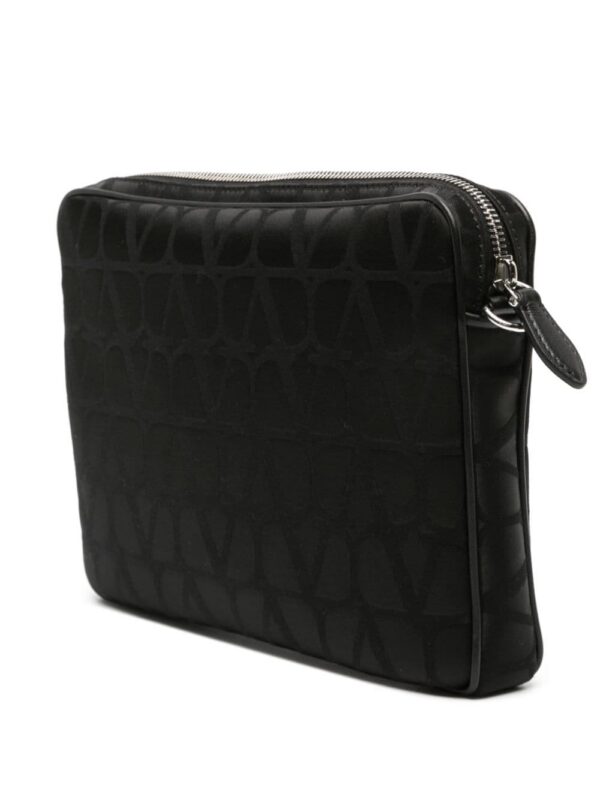 22351394_52244257_1000.jpg Valentino Garavani Toile Iconographe-print clutch bag