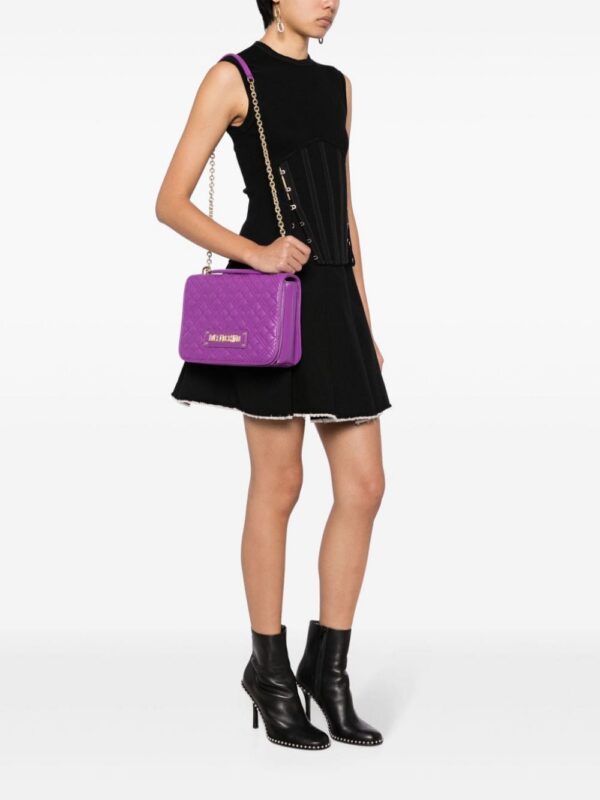 22359153_52761524_1000.jpg Love Moschino logo-plaque quilted shoulder bag