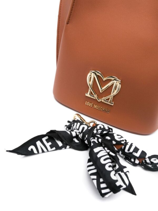 22465199_52414171_1000.jpg Love Moschino logo-lettering shoulder bag