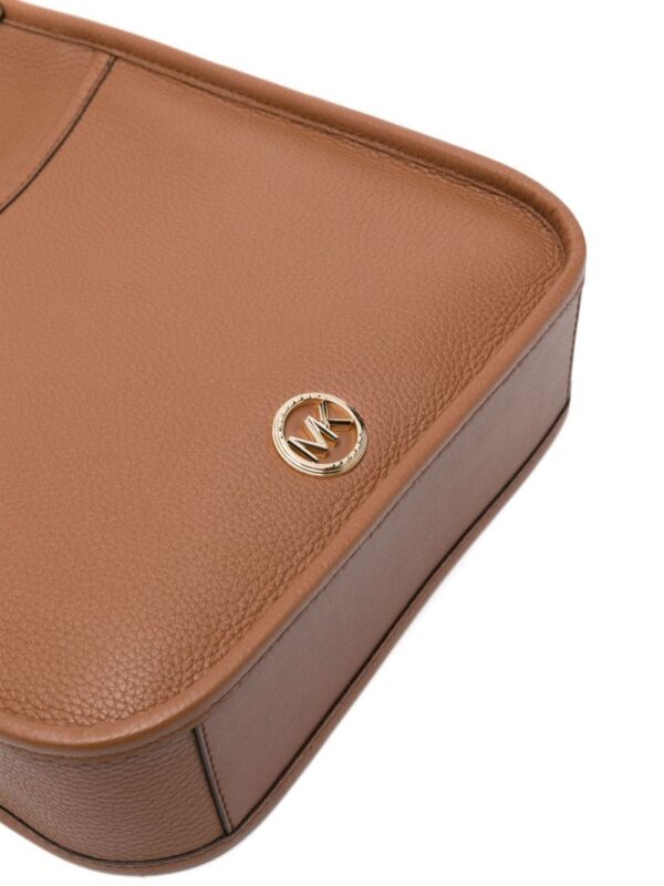 22517171_52514437_1000.jpg Michael Michael Kors logo-plaque leather shoulder bag