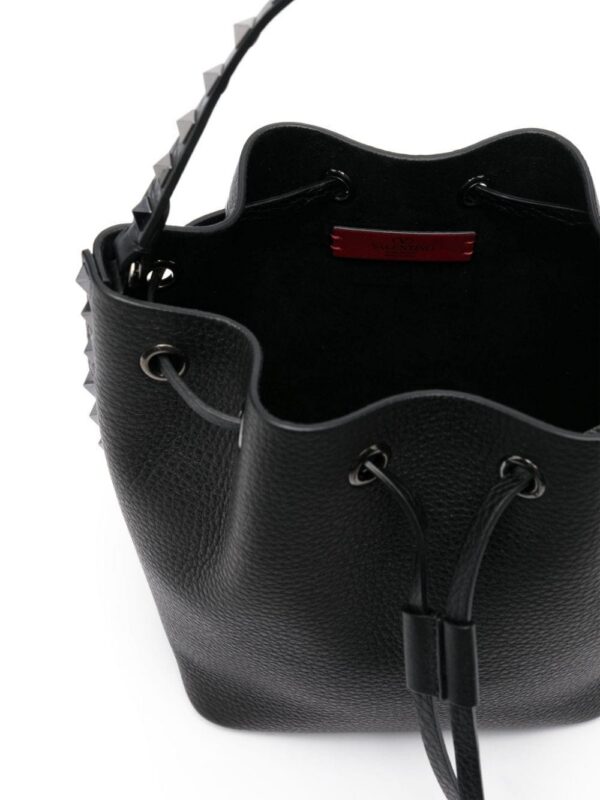 22659847_52664553_1000.jpg Valentino Garavani Rockstud leather bucket bag