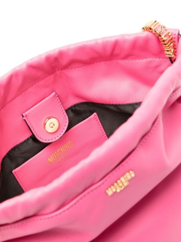 22697648_52856803_1000.jpg Moschino logo-chain leather shoulder bag