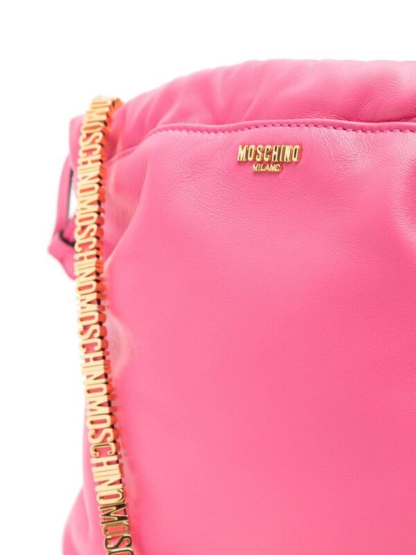 22697648_52856808_1000.jpg Moschino logo-chain leather shoulder bag
