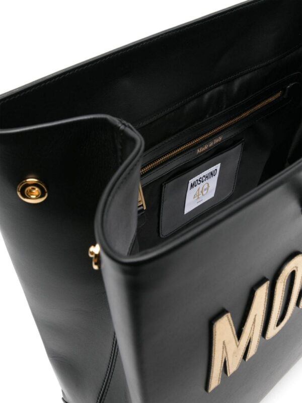 22947713_53193567_1000.jpg Moschino logo-patch leather shoulder bag