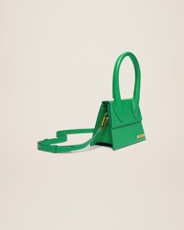 22H213BA002-3037-550_11.jpg Jacquemus Le Chiquito moyen Signature handbag.
