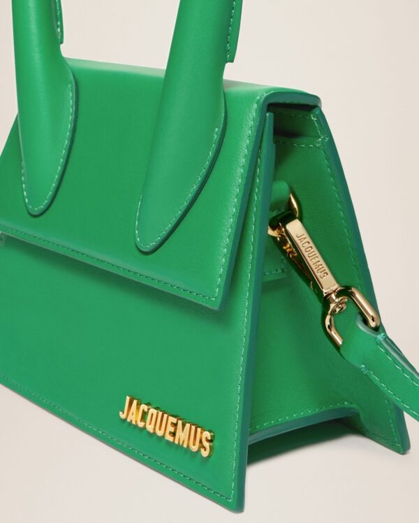 22H213BA002-3037-550_13.jpg Jacquemus Le Chiquito moyen Signature handbag.