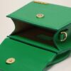 22H213BA002-3037-550_14.jpg Jacquemus Le Chiquito moyen Signature handbag.