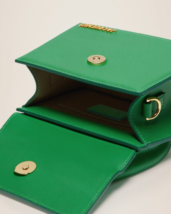 22H213BA002-3037-550_14.jpg Jacquemus Le Chiquito moyen Signature handbag.