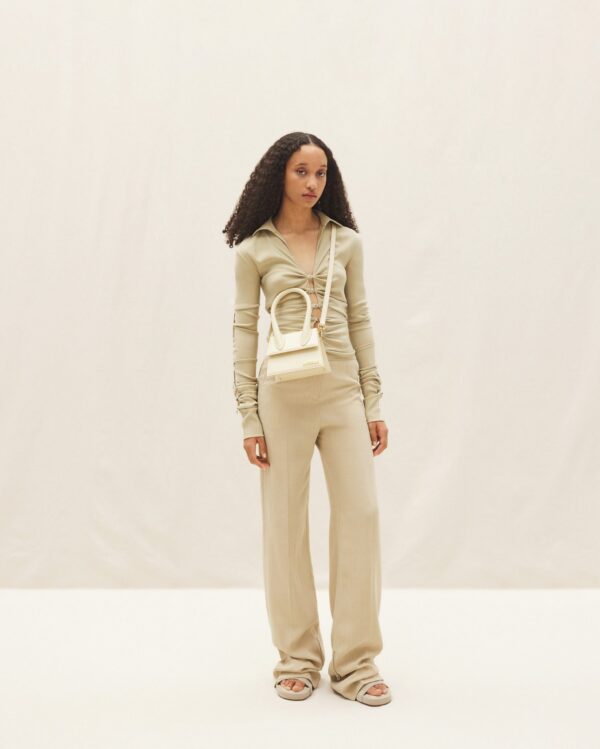 22H213BA002-3065-120_10-scaled-1.jpg Jacquemus Le Chiquito moyen Signature handbag.