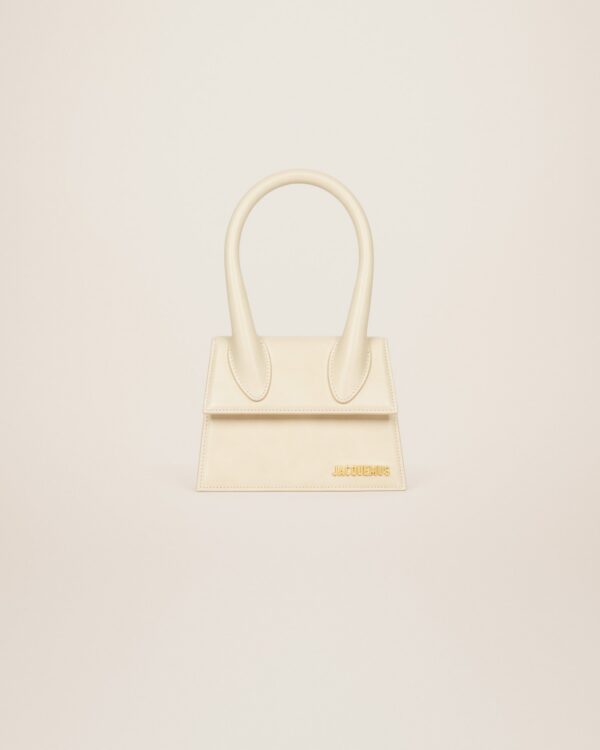 22H213BA002-3065-120_1_main.jpg Jacquemus Le Chiquito moyen Signature handbag.