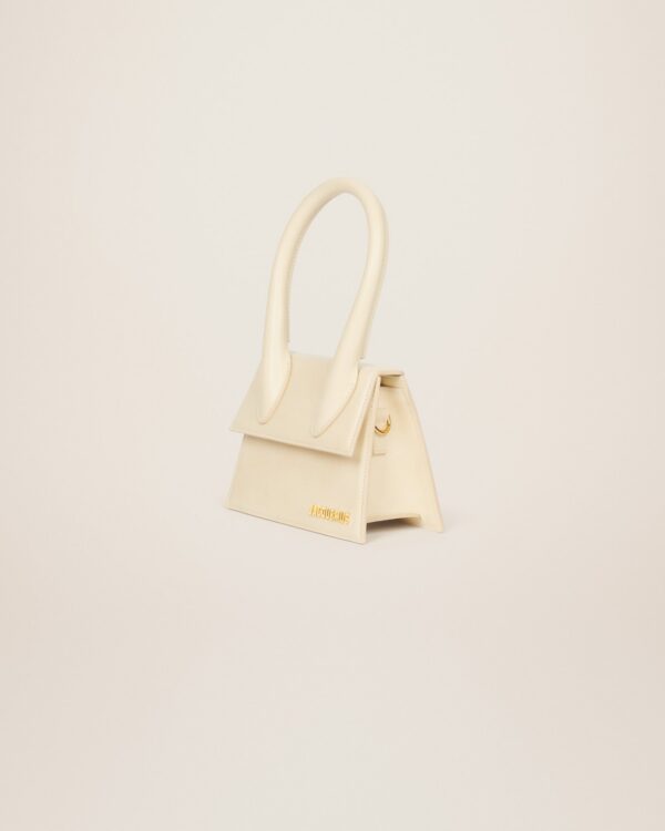 22H213BA002-3065-120_2.jpg Jacquemus Le Chiquito moyen Signature handbag.