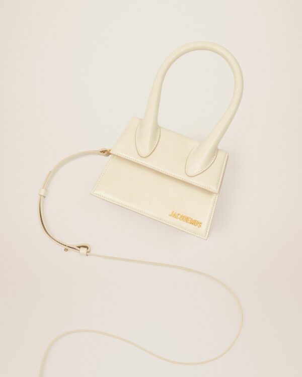 22H213BA002-3065-120_4.jpg Jacquemus Le Chiquito moyen Signature handbag.