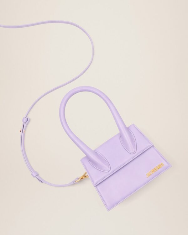 22H213BA002-3065-640_4.jpg Jacquemus Le Chiquito moyen Signature handbag.