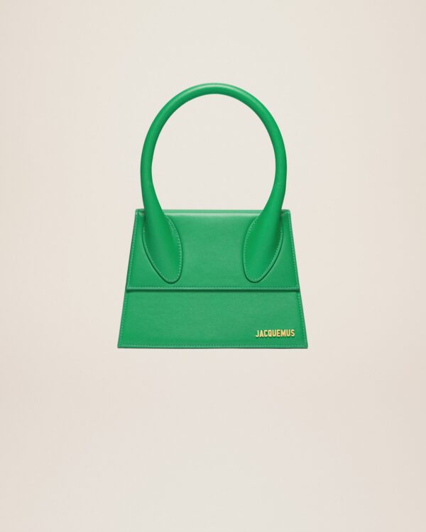 22H213BA003-3037-550_10.jpg Jacquemus Le grand Chiquito Large signature handbag.