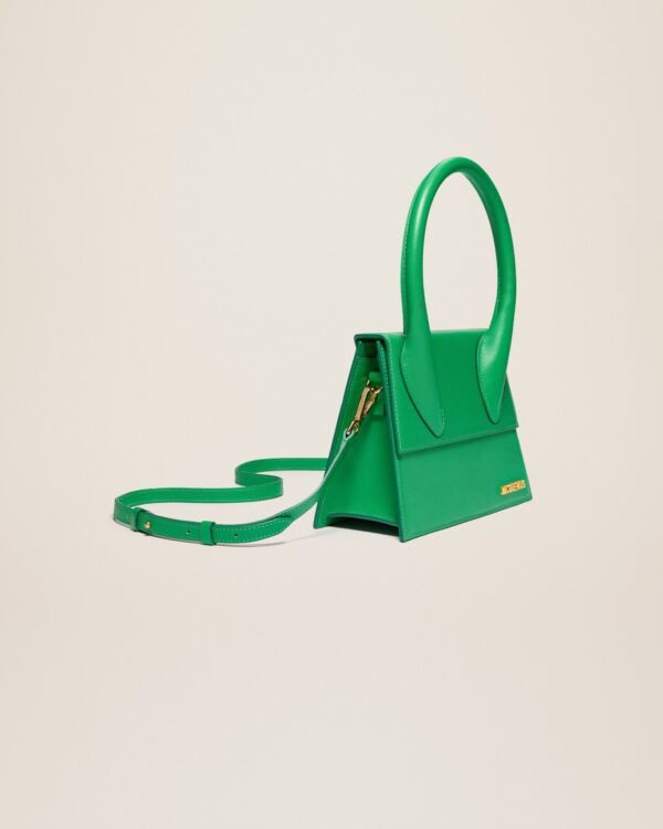 22H213BA003-3037-550_11.jpg Jacquemus Le grand Chiquito Large signature handbag.