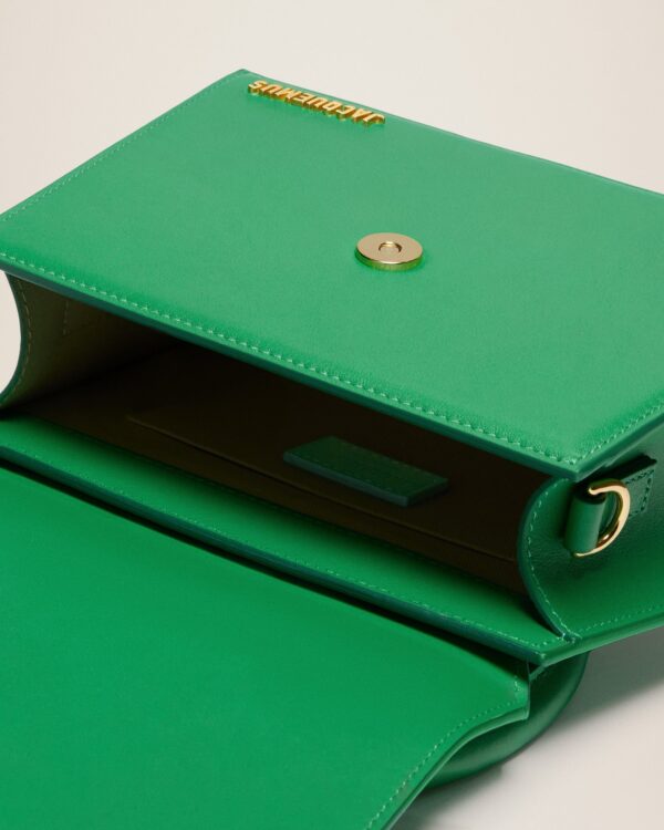 22H213BA003-3037-550_14.jpg Jacquemus Le grand Chiquito Large signature handbag.